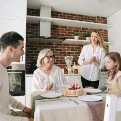 Família reunida em torno de uma mesa