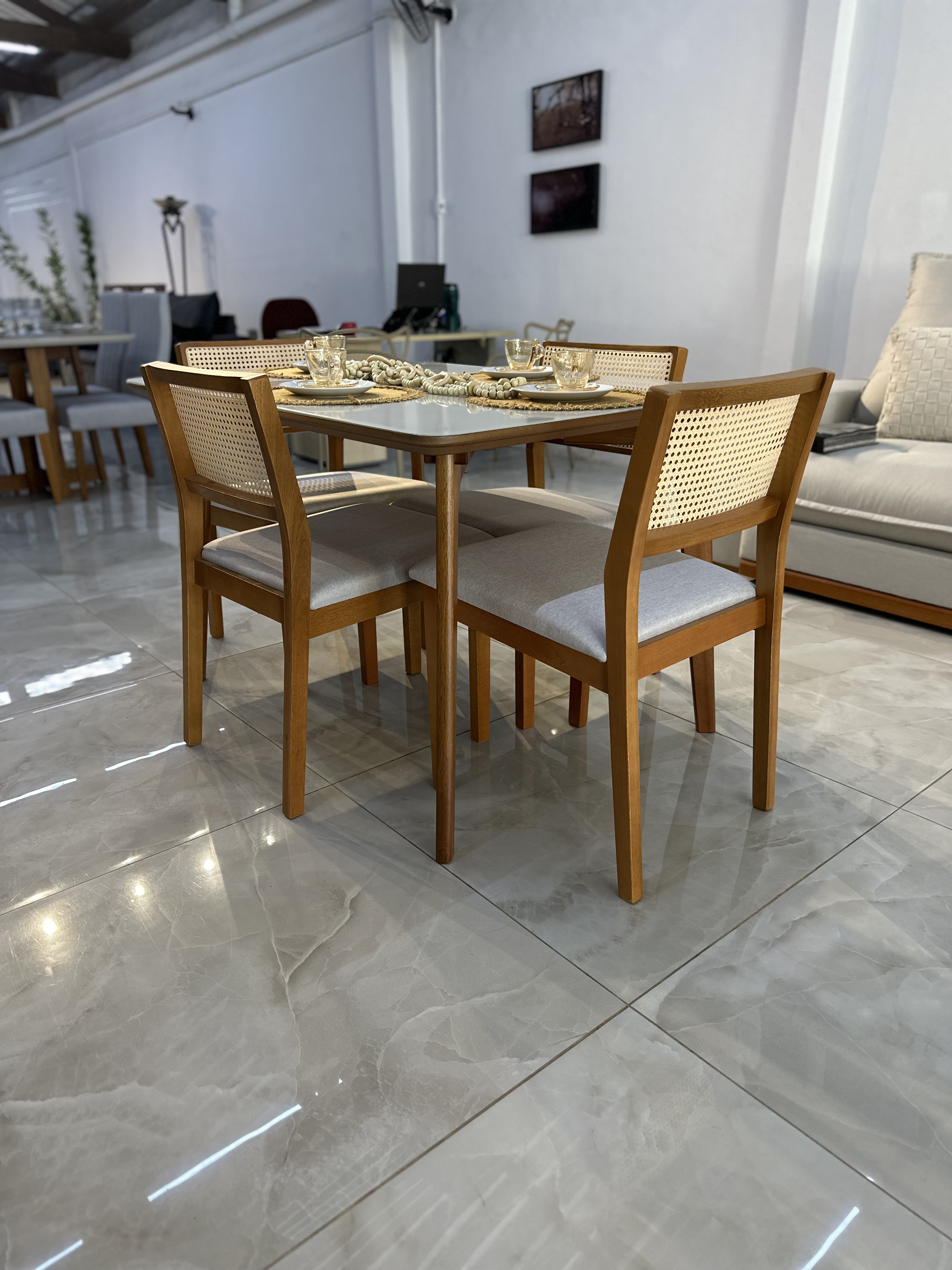 Mesa de madeira com 4 lugares