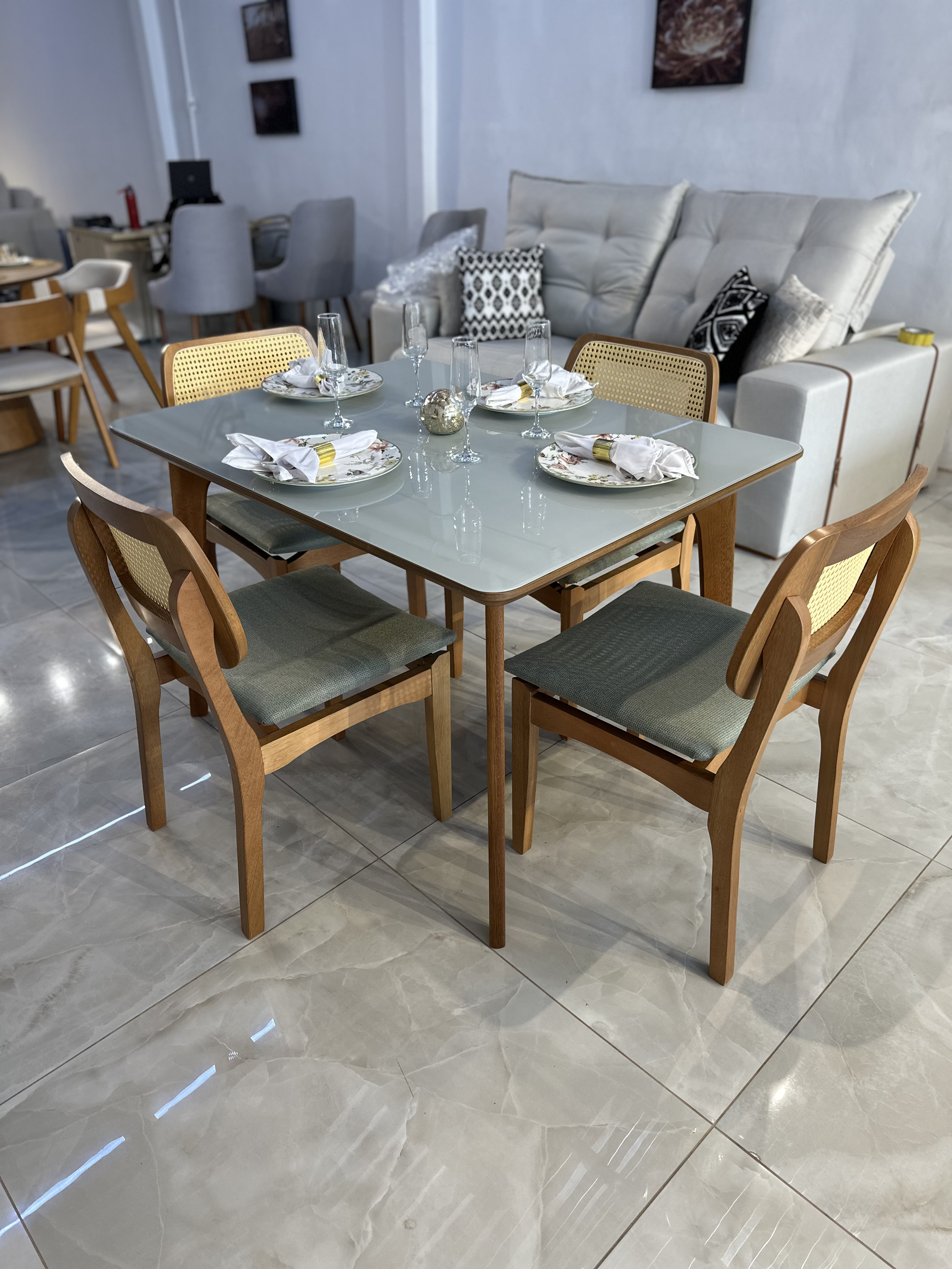 Mesa Bela com Cadeira Diana