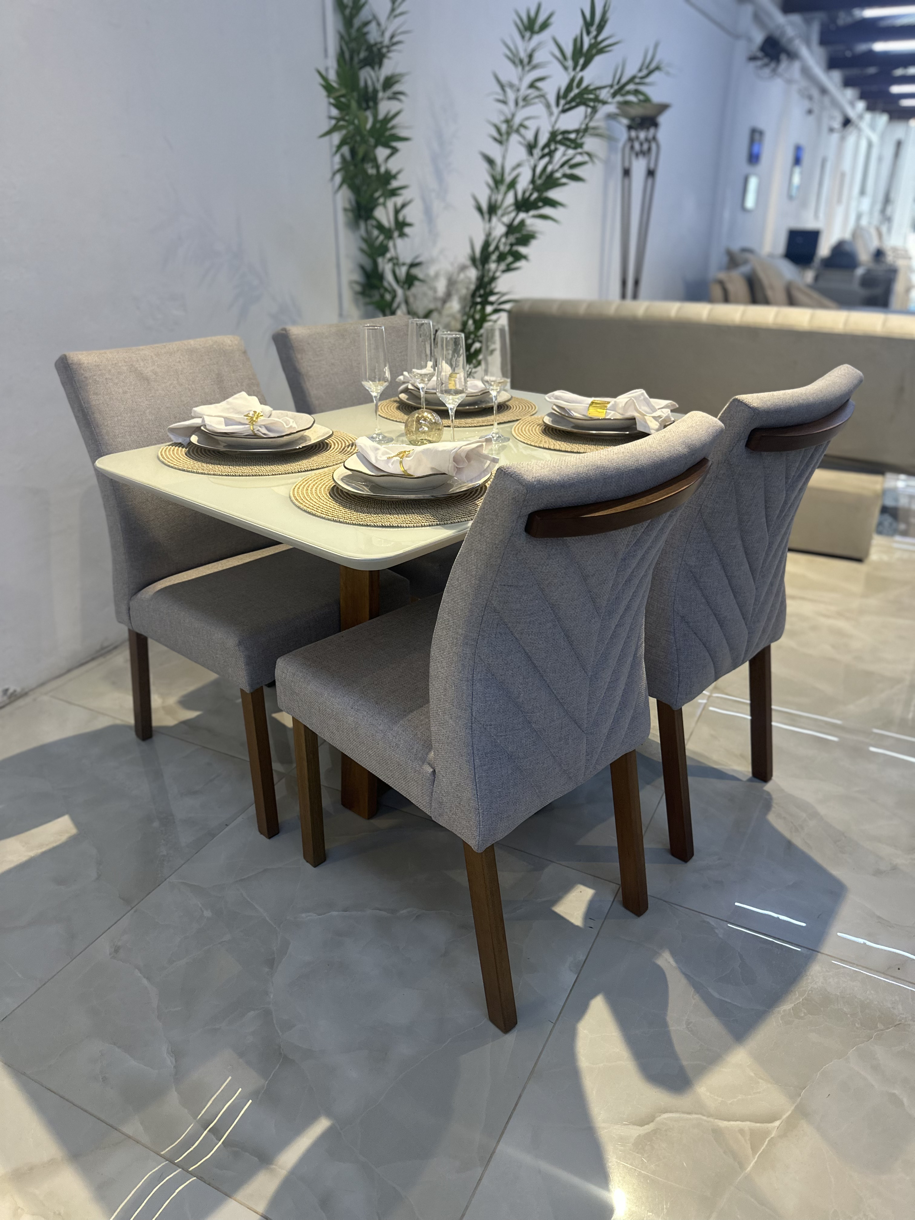 Mesa de madeira com 4 lugares assento de linho