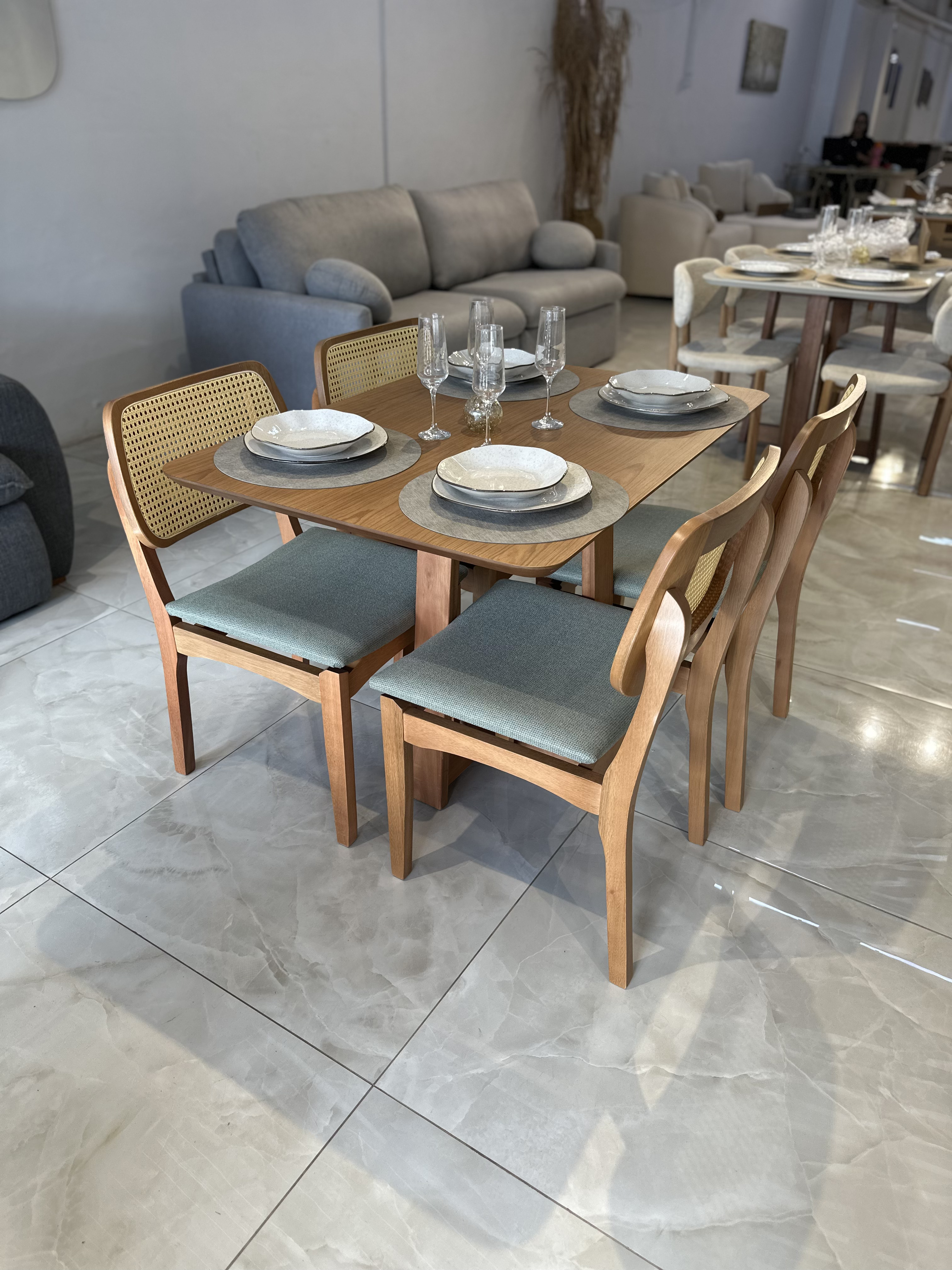 Mesa Melisa Laminado com Cadeira Diana