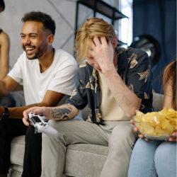 Amigos sentados em um sofá